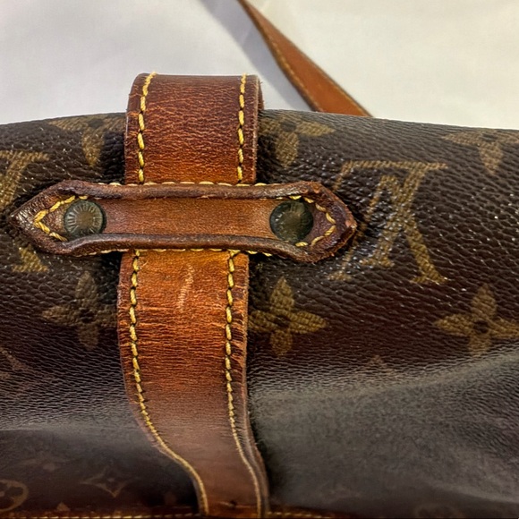LOUIS VUITTON SAUMUR 35 MONOGRAM CROSSBODY - Picture 6 of 16